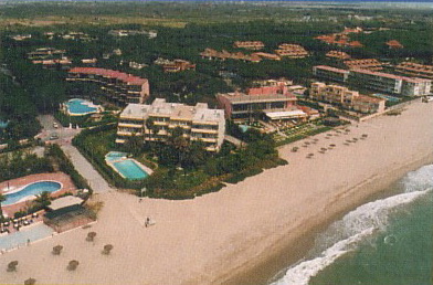 Vista aérea de la playa de Gavà Mar entre el Club Capri y los apartamentos Gavamar (Gavà Mar) (año 2001)